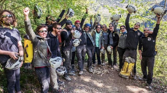 Voluntários comemoram ao deixar a caverna Lombrives, na França