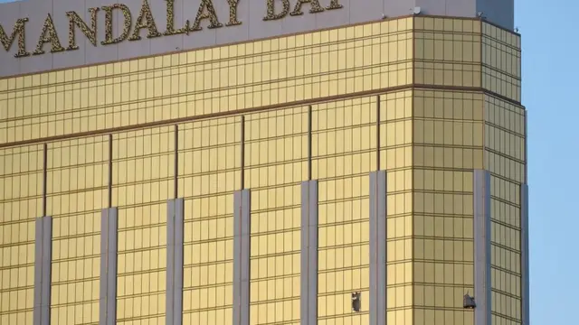 Imagen de las ventanas rotas en el piso 32 del Hotel Mandalay Bay.