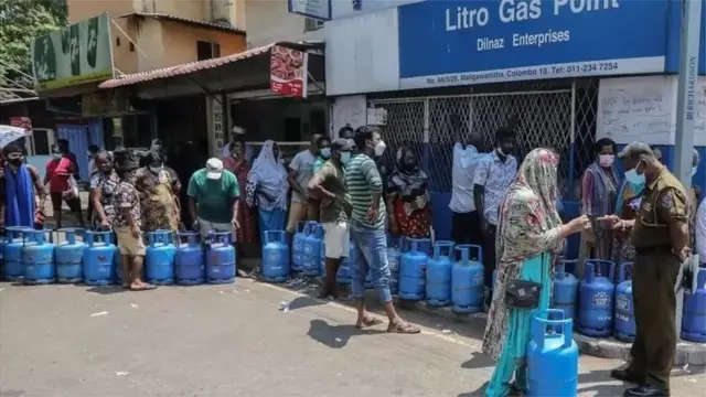 રસોઈગૅસ માટે લાઇનમાં ઊભેલા લોકો