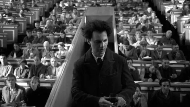 "Національність не має жодного значення: геній - завжди іноземець" - так Ілля Хржановський говорив про грека Теодора Курентзиса, якого обрав на роль радянського єврея Льва Ландау