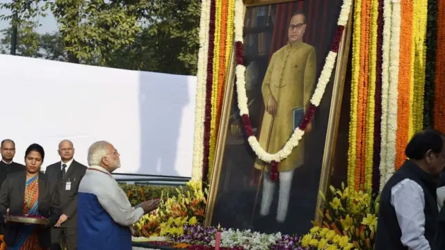 બાબા સાહેબ આંબેડકરને નમન કરતા વડા પ્રધાન