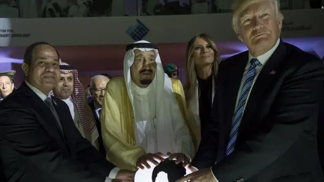 মি. ট্রাম্প, ফার্স্ট লেডি মেলানিয়া ট্রাম্প, সৌদি বাদশাহ সালমান বিন আবদুলআজিজ আল-সউদ এবং মিশরের প্রেসিডেন্ট আবদেল ফাত্তাহ আল সিসি এক অনুষ্ঠানে