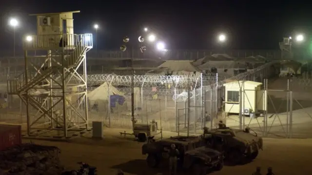 Američki kamp Buka 500 kilometara jugoistočno od Bagdada, u oktobru 2004.