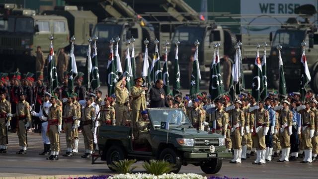 یومِ پاکستان کی تقریبات: تصویری جھلکیاں - BBC News اردو