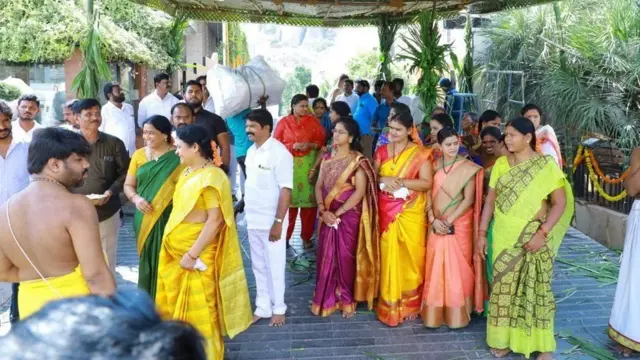 கர்நாடகா பா.ஜ.க அமைச்சர்: 1 லட்சம் பத்திரிகைகள், 40 ஏக்கர் திடல், 500 கோடி செலவு - 'ஒஹோ' திருமணம்