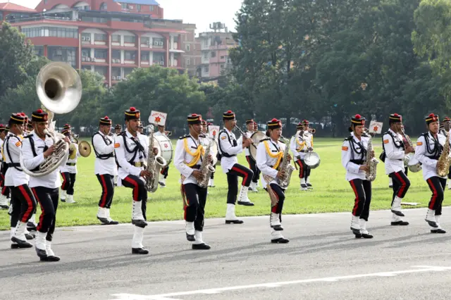 फूलपातीका दिन टुँडिखेलमा आयोजित फूलपाती समारोहमा बढाइँ प्रदर्शन गर्दै नेपाली सेनाको ब्यान्ड
