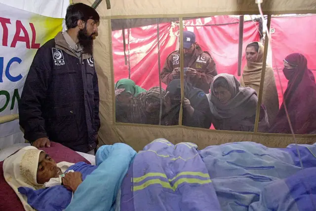 Naqsha Bibi recuperándose después de sobrevivir dos meses en su cocina, tras un terremoto en Pakistán, 2005