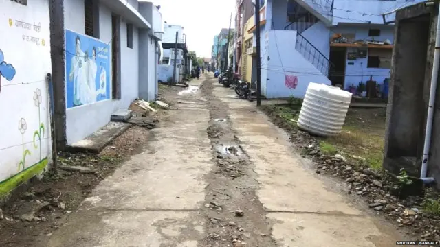 गावातील रस्ता खोदून ठेवला आहे.