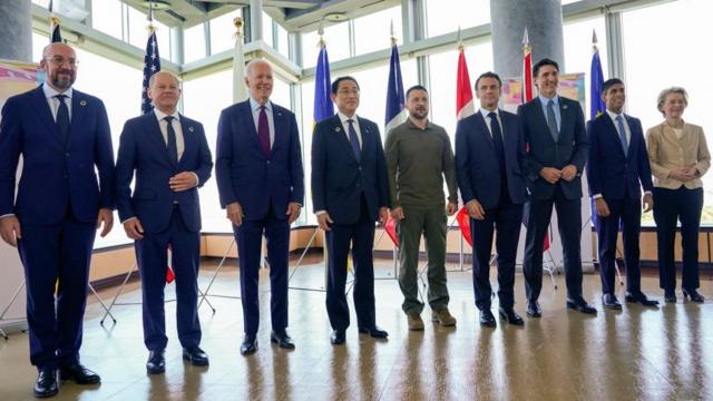 ウクライナ情勢の討議の前に撮影に臨んだG7首脳らとウクライナのゼレンスキー大統領（右から5人目、21日午前）