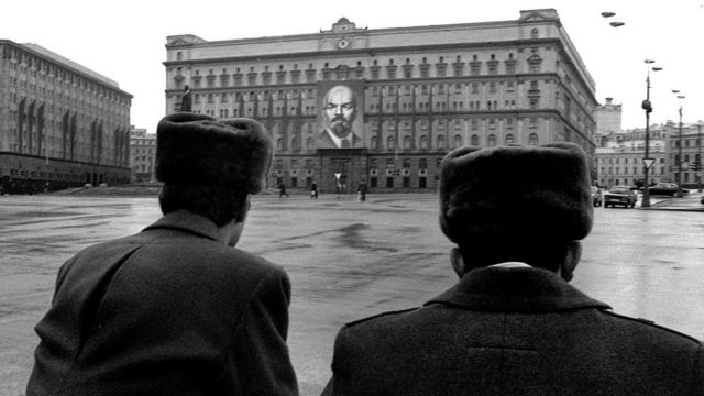 Два милиционера на фоне здания на Лубянке и памятника Дзержинскому