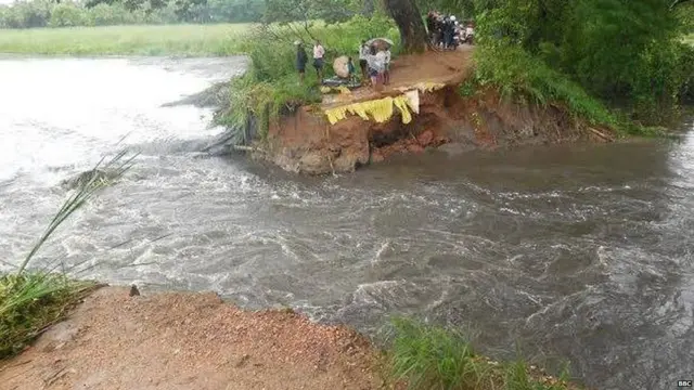 හදිසියේ ඇද හැලුණු මහා වර්ෂාවත් සමඟම ප්‍රදේශ ගණනාවක ගංවතුර සහ නාය යෑම් හටගත්තේය