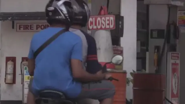 අද උදෑසන තෙල් පෝලිම්වල සිටි ජනතාව වර්ජනයේ නියැළෙන සමිතිවලට හා රජයට දැක්වුයේ දැඩි විරෝධයකි.