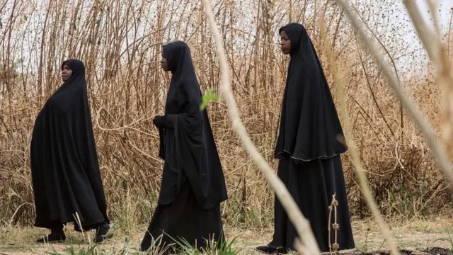 Ụmụ nwaanyị atọ yi akwa ụjụ