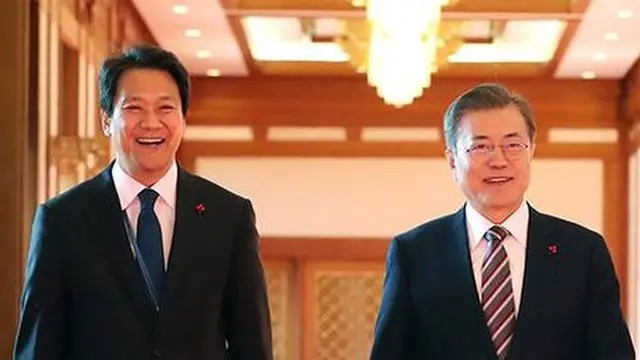 임종석 대통령비서실장(왼쪽)과 문재인 대통령