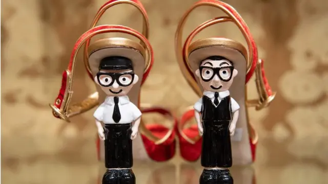 Туфли с каблуками в виде Доминико Долче (слева) и Стефано Габбана в витрине магазина в Пекине, 22 ноября 2018 года