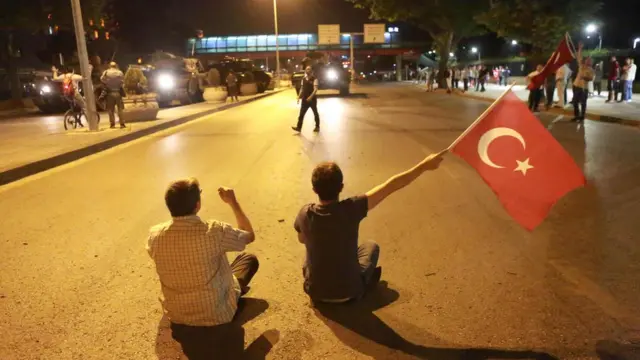 Ankara Kızılay'da tankların önünde oturan iki genç