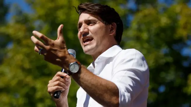 ચૂંટણી સરવેમાં જસ્ટિન ટ્રુડોની લિબરલ પાર્ટી અને હરીફ કન્ઝર્વેટિવ પાર્ટી વચ્ચે આકરી હરીફાઈ દર્શવવામાં આવી છે.