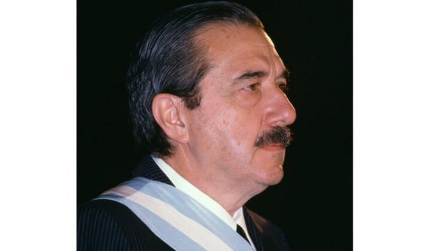 Raúl Alfonsín, primeiro presidente da redemocratização,estrela bet melhores jogosmaioestrela bet melhores jogos1987 na Argentina.