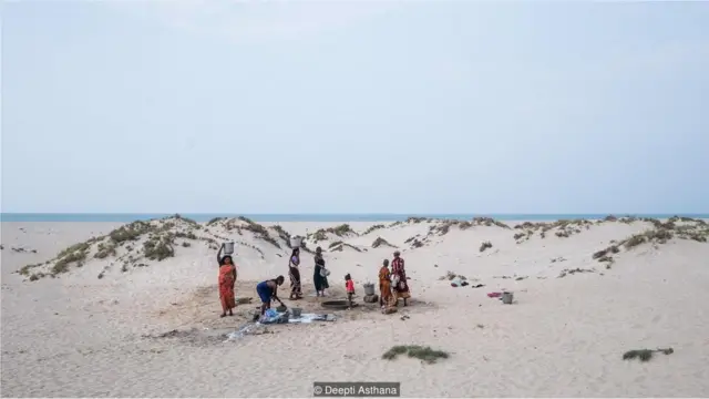 પાણી ભરતી અને કપડાં ધોતી મહિલાઓ