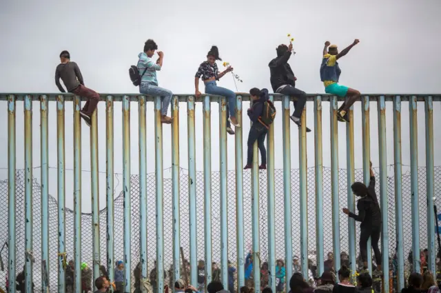 Pessoas sobre a cercaluva bet - pesquisa googlesepara os Estados Unidos do México