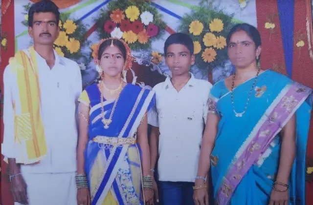 తల్లితండ్రులు, సోదరుడితో అనూష