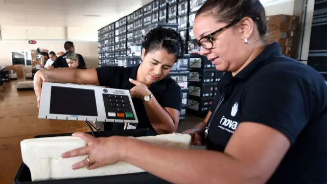 Duas funcionárias do TSE preparando urna eletrônica para as eleiçõespixbet futebol original2018