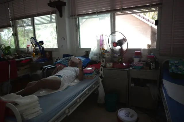 เอดส์ เอชไอวี วัดพระบาทน้ำพุ HIV AIDS Wat Phra Baht Nam Phu