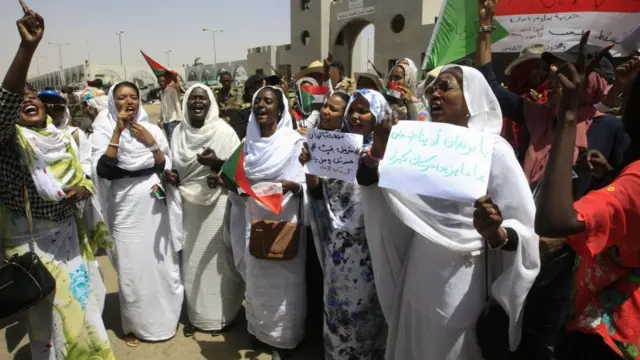 Sudan women dey happy