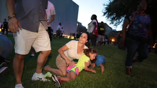 Madre protege a sus hijos