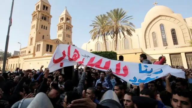 انطلقت مظاهرة في محيط الكاتدرائية للاحتجاج على تعرض الأقباط للهجوم