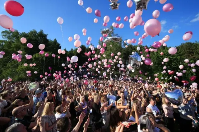 Globos en homenaje a las víctimas.