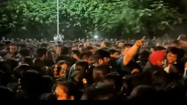 ਦੇਰ ਰਾਤ ਯੂਨੀਵਰਸਿਟੀ ਵਿੱਚ ਵਿਦਿਆਰਥੀਆਂ ਵੱਲੋਂ ਰੋਸ ਪ੍ਰਦਰਸ਼ਨ ਕੀਤਾ ਗਿਆ ਅਤੇ ਇਨਸਾਫ਼ ਦੀ ਮੰਗ ਕੀਤੀ ਗਈ।