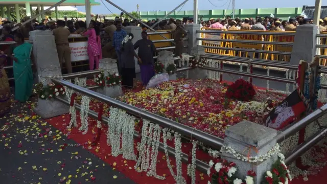 அலங்கரிக்கப்பட்ட ஜெயலலிதா சமாதி