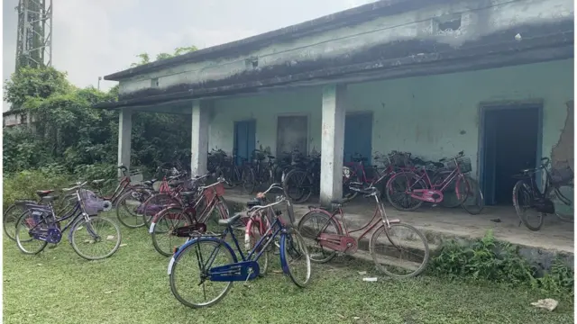 किशनगंज के बेलवा का सरकारी स्कूल जहां कोचिंग क्लास चलती हैं.