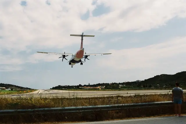 Aerodrom na Skijatosu poznat je po tome što je pista uz samu obalu