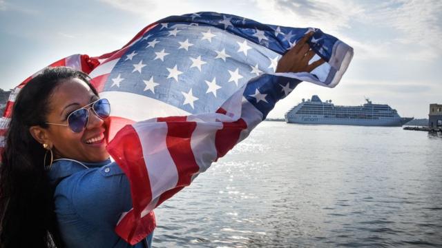 Mujer en La Habana con bandera de EE.UU.