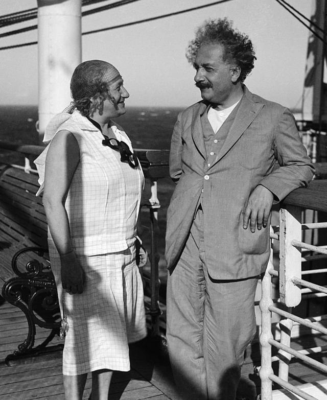 Einstein y su esposa Elsa.