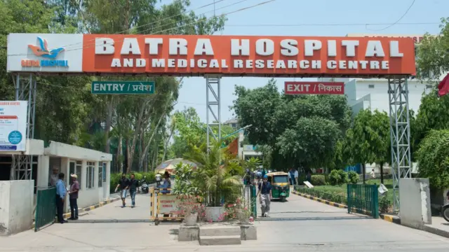 बत्रा अस्पताल में ऑक्सीजन की कमी के कारण 12 मरीज़ों की जान गई है