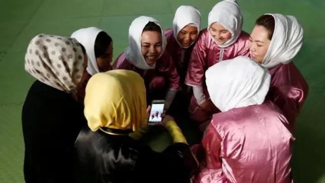 فتيات أفغانيات يمارس الوشو على قمة جبل بالعاصمة كابل