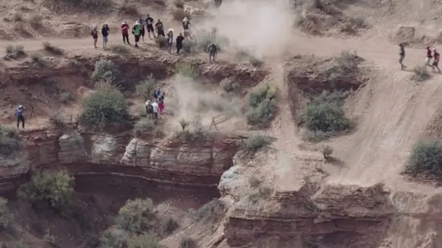 Место Полове несреће обавио је облак дима. Хитно је пребачен у болницу хеликоптером