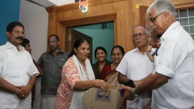 பாதிரியாரின் உறவினரின் மகிழ்ச்சி கொண்டாட்டம்