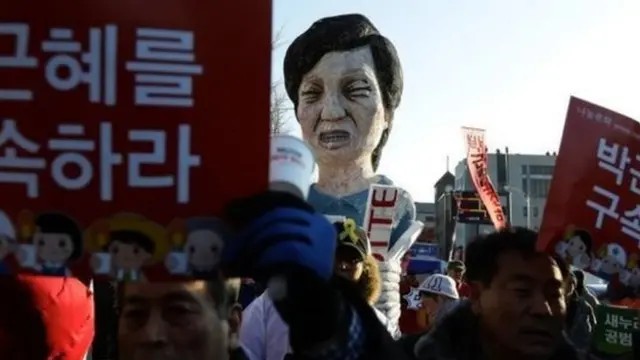 抗议者举的朴槿惠头像