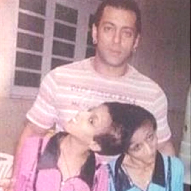 सबा और फरहा के साथ सलमान ख़ान.