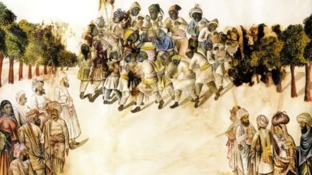 ఆఫ్రికన్ ప్రజల గుంపువైపు చూస్తున్న పశ్చిమ భారతీయులు.