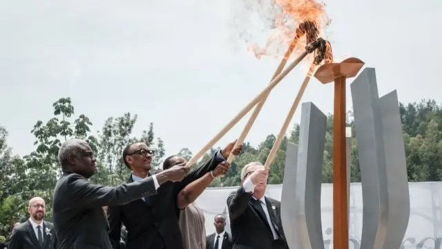 Paul Kagame a allumé la flamme du souvenir pour la mémoire des victimes, au Mémorial du génocide, à Kigali, aux côtés de son épouse Jeannette, de Moussa Faki, le président de la Commission de l'Union africaine, et de celui de la Commission de l'Union européenne, Jean-Claude Juncker.