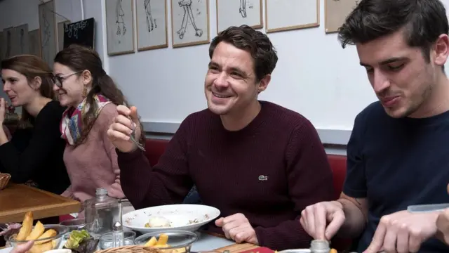 По словам Франсуа, разговоры с коллегами о работе, в том числе и за обедом, - важная часть французской культуры