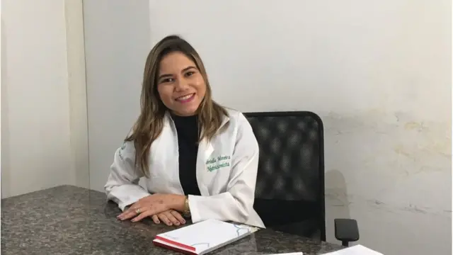 Gabriela com jalecoaposta de jogo de futebol onlinenutricionista