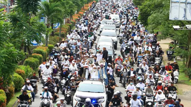Ratusan pengunjuk rasa dari berbagai ormas melakukan konvoi menuju DPRD Provinsi Kalbar untuk menggelar aksi selamatkan NKRI dan Pancasila di Jalan Ahmad Yani Pontianak, Kalimantan Barat, Jumat (26/06).