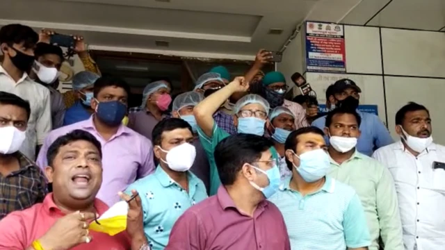 अस्पताल के सामने मरीज़ों के परिजन