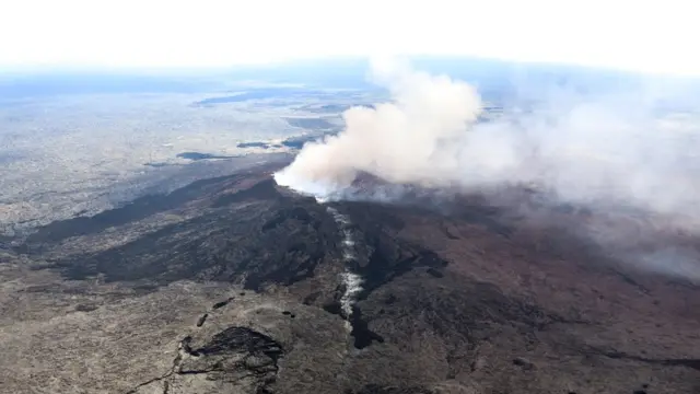హవాయిలో బద్దలైన అగ్నిపర్వతం